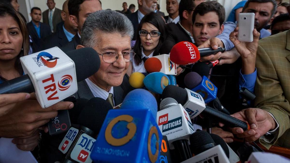 El presidente de la Asamblea Nacional Henry Ramos Allup ofrece declaraciones a periodistas el martes 1 de marzo del 2016, en la ciudad de Caracas (Venezuela).