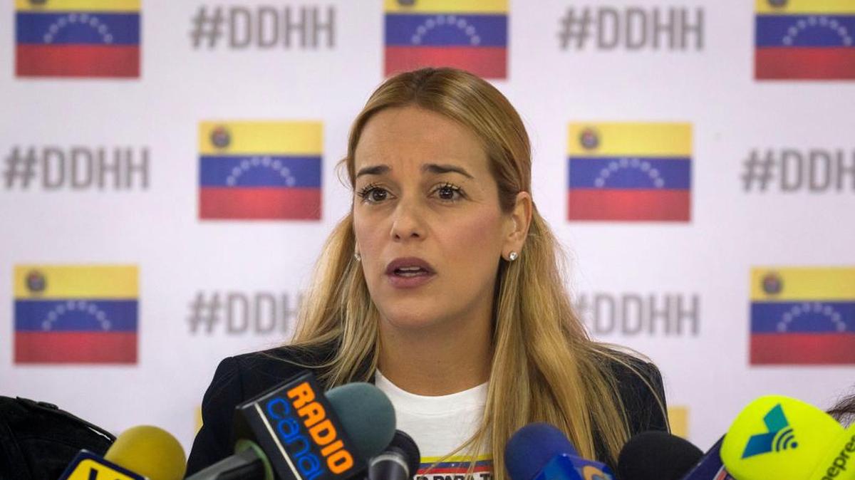 Lilian Tintori, esposa del líder opositor venezolano privado de libertad Leopoldo López, participa en una rueda de prensa el viernes 13 de octubre de 2017, en Caracas (Venezuela). Tintori pidió a sus compatriotas que voten en las elecciones regionales del domingo contra el presidente Nicolás Maduro “para salir de la dictadura” y “no abandonar a los presos políticos”.