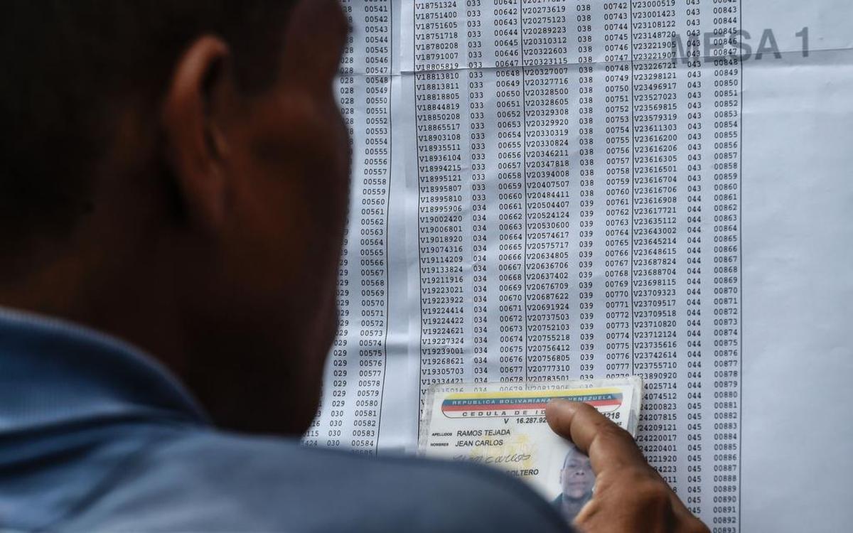 Un hombre revisa su nombre antes de emitir su voto para elegir una Asamblea Constituyente en Caracas el 30 de julio de 2017.
