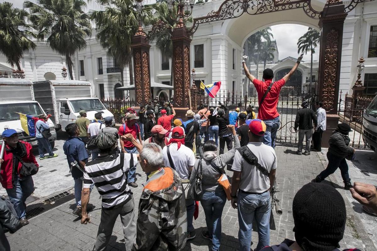 Simpatizantes del Gobierno manifiestan en inmediaciones de la Asamblea Nacional el miércoles 5 de julio de 2017, en Caracas (Venezuela).