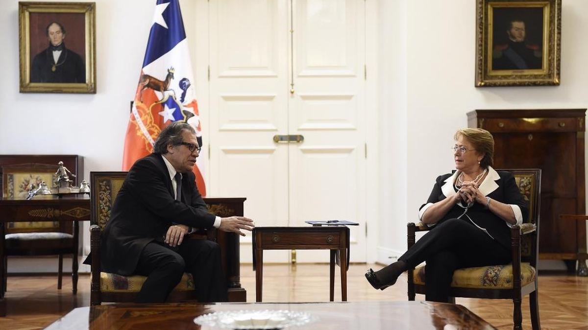 La presidenta chilena Michelle Bachelet conversa el miércoles con el secretario general de la Organización de los Estados Americanos (OEA) Luis Almagro, en Palacio de La Moneda en Santiago de Chile.