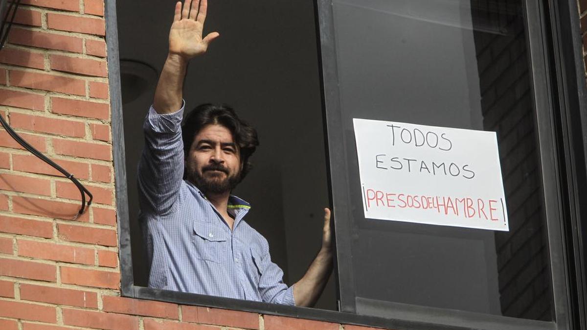 Fotografía de archivo del 7 de julio de 2016 del dirigente del partido político Voluntad Popular, Daniel Ceballos, saludando desde una ventana de la residencia donde cumplía casa por cárcel, en Caracas (Venezuela).