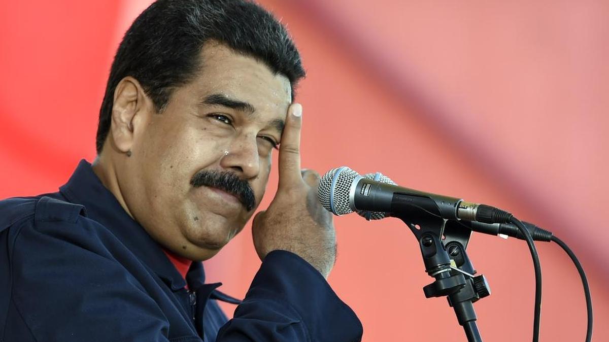 El mandatario venezolano Nicolás Maduro se seca el sudor mientras da un discurso durante un desfile militar el sábado 12 de diciembre, en Caracas, Venezuela