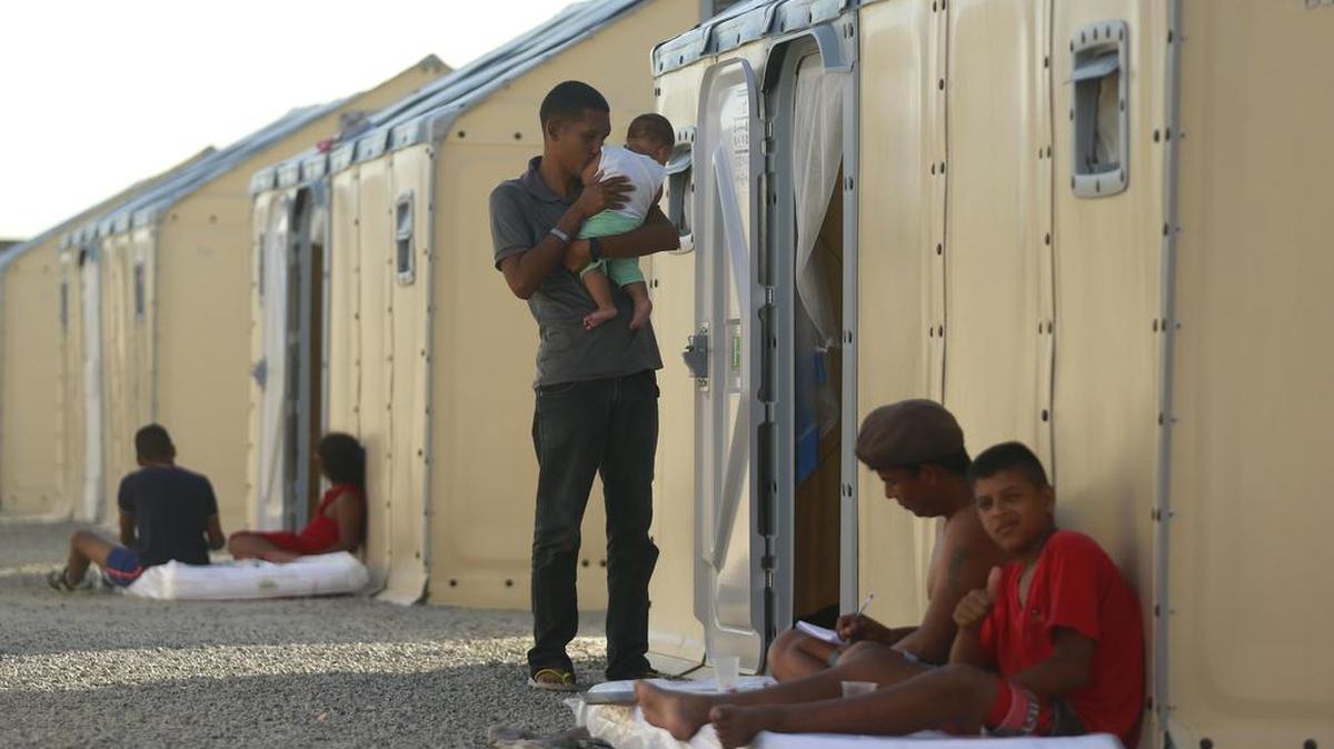 Fotografía fechada el 24 de septiembre de 2018 que muestra a ciudadanos venezolanos en tiendas del refugio Rondon 2, situado en Boa Vista (Brasil).