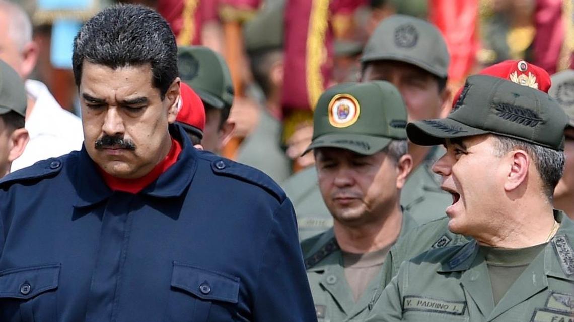 El gobernante venezolano, Nicolás Maduro (izq), junto con el ministro de Defensa, general Vladimir Padrino López, durante un desfile militar en Caracas en diciembre del 2015.