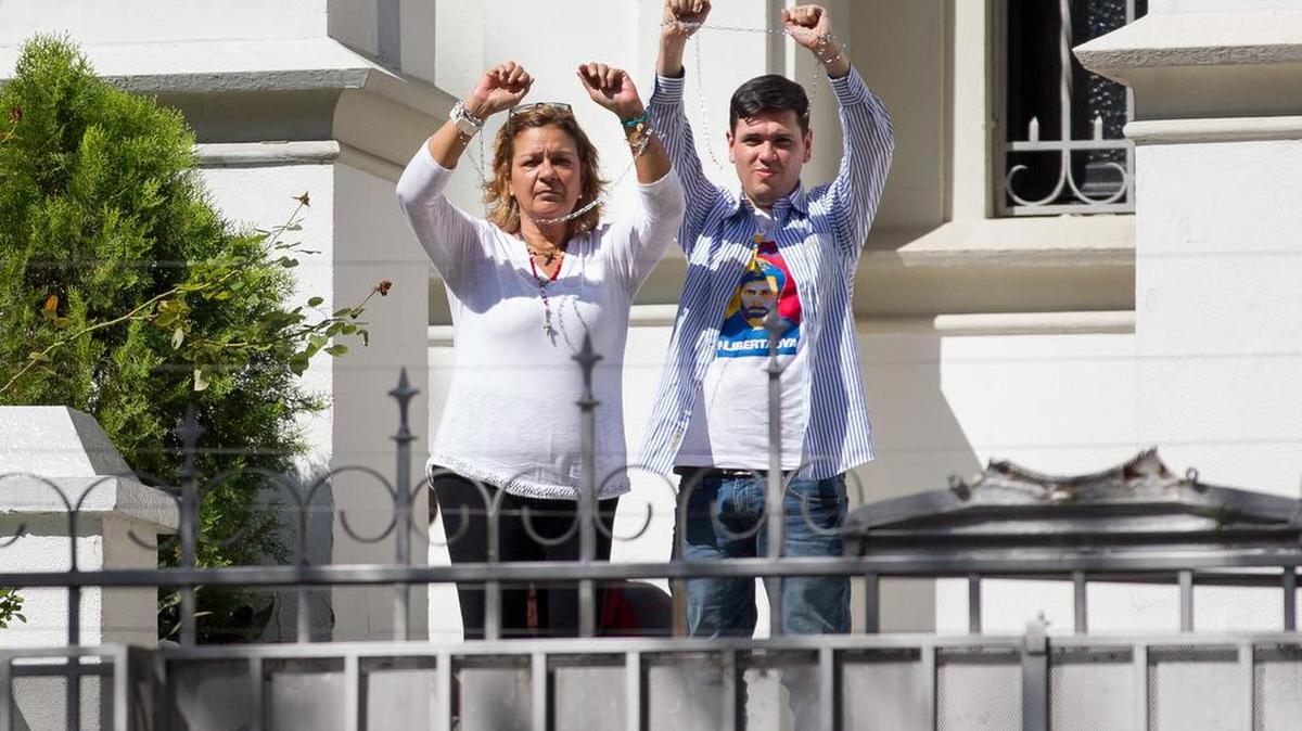 El diputado venezolano del partido Voluntad Popular (VP) Rosmit Mantilla (d) y Rosa Orozco, madre de una joven asesinada durante las protestas antigubernamentales del 2014, muestran sus manos encadenadas durante una protesta el 5 de diciembre de 2016, en Caracas, Venezuela.