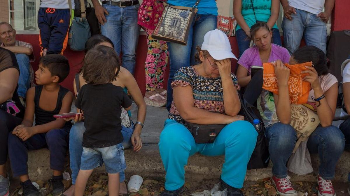 
Un grupo de personas aguarda en las inmediaciones de la Aduana Principal fronteriza entre Colombia y Venezuela para poder cruzar el puente internacional, el dómingo 30 de agosto de 2015, en la ciudad de San Antonio (Venezuela). 
