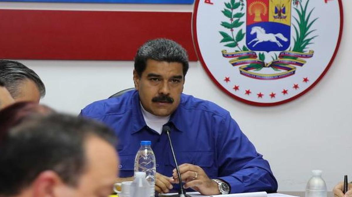 El presidente venezolano Nicolás Maduro habla con sus ministros durante una reunión en Caracas el 17 de julio de 2017.