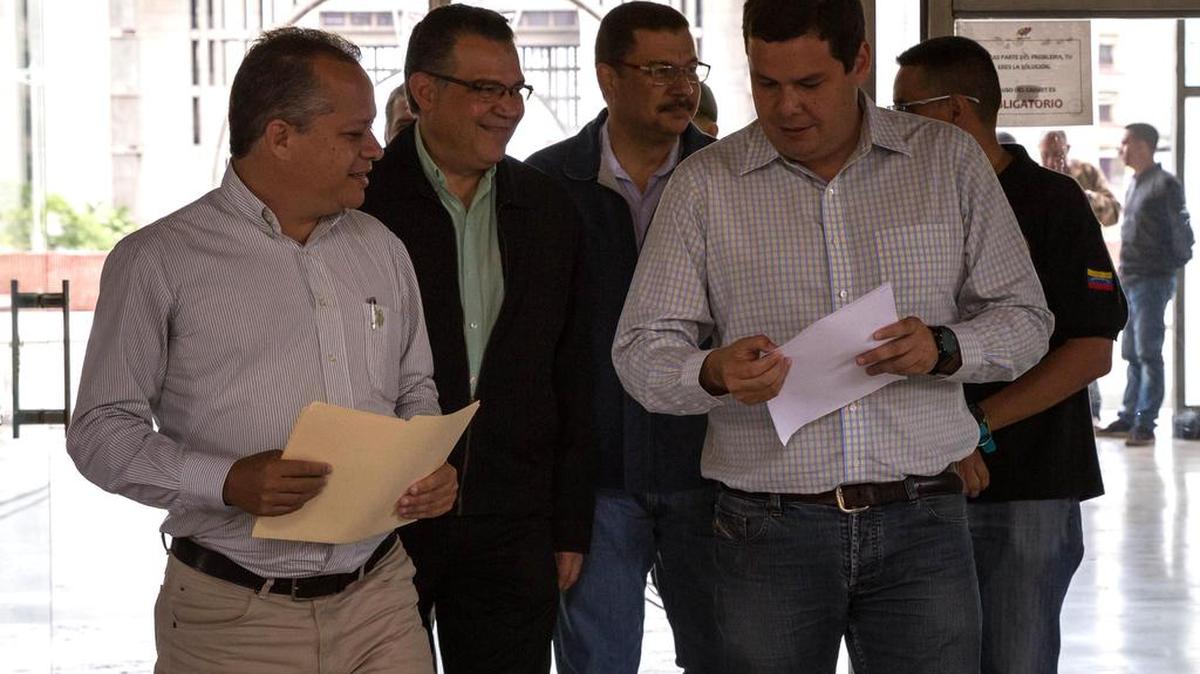 Los representantes de la alianza opositora Mesa de la Unidad Democrática (MUD), José Luis Cartaya (i), Enrique Márquez (2i), Simon Calzadilla (2d) y Juan Carlos Caldera (d), salen de la sede del Consejo Nacional Electoral (CNE) el miércoles 14 de septiembre del 2016, en Caracas (Venezuela).