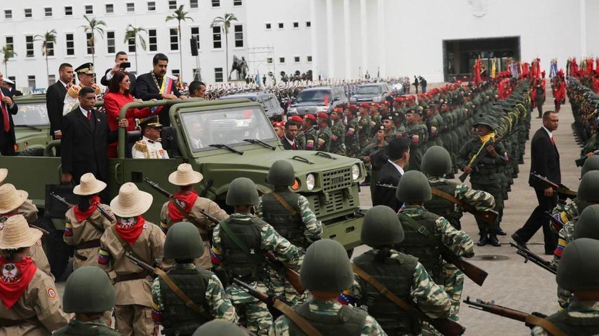 Fotografía cedida por la oficina prensa del Palacio de Miraflores, del presidente de Venezuela, Nicolás Maduro (c), durante un acto de gobierno para conmemorar la independencia de Venezuela el miércoles 5 de julio de 2017, en Caracas (Venezuela).