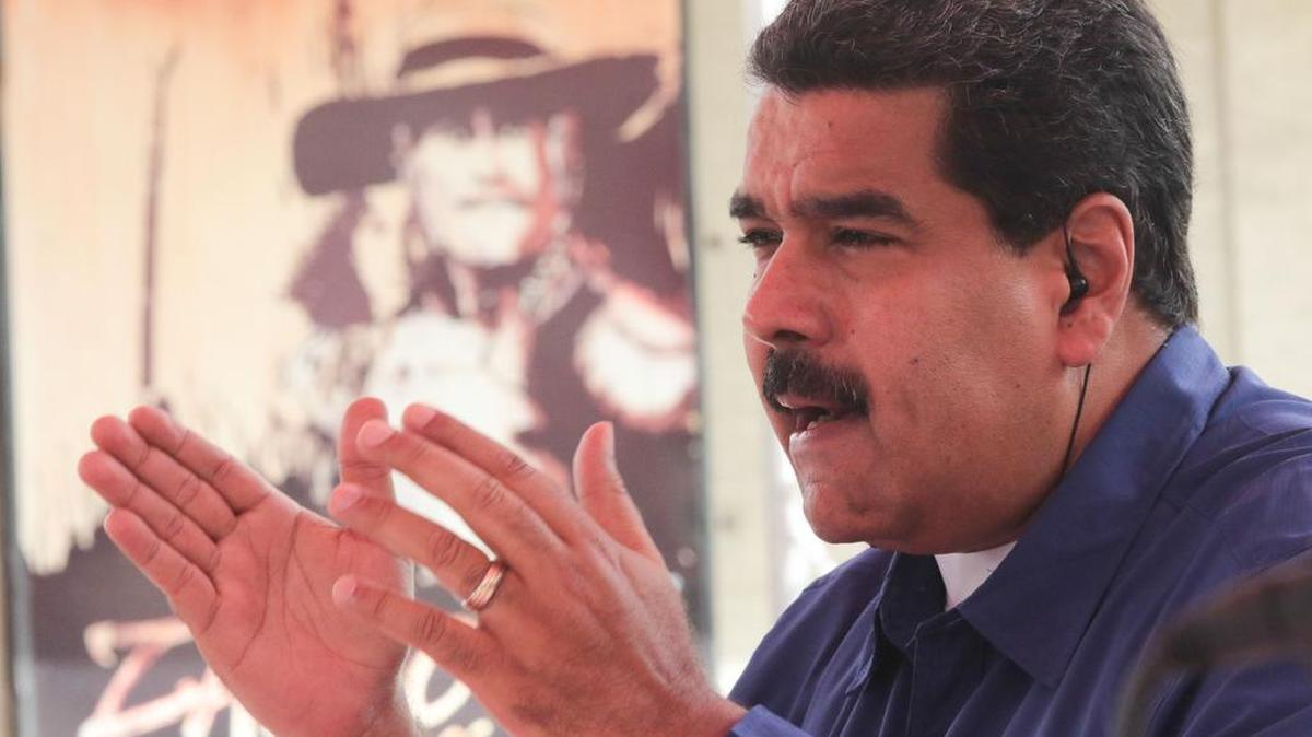- Fotografía cedida por el Palacio de Miraflores donde se observa al presidente de Venezuela Nicolás Maduro hablando en un acto de gobierno el domingo 5 de febrero de 2017, en la ciudad de Guarenas (Venezuela).