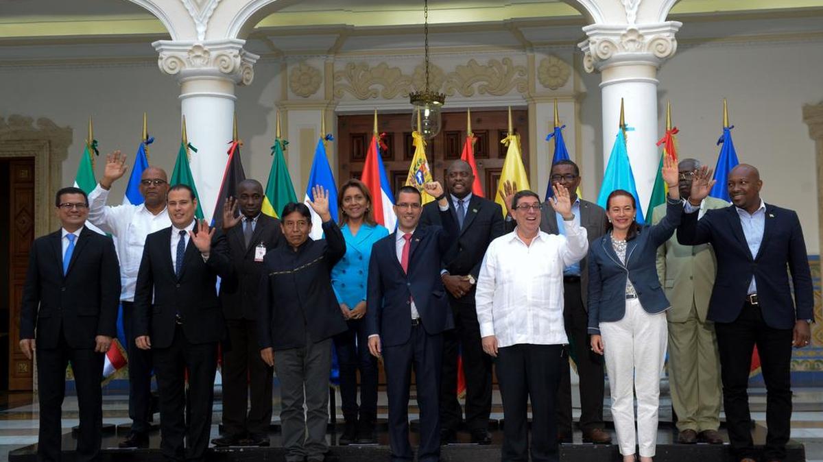 El nuevo canciller venezolano Jorge Arreaza (C), el canciller cubano Bruno Rodríguez (3er-D) y el canciller boliviano David Choquehuanca (3-I) posan durante la reunión de la Alianza Bolivariana para los Pueblos de Nuestra América (ALBA) en Caracas el 8 de agosto de 2017.