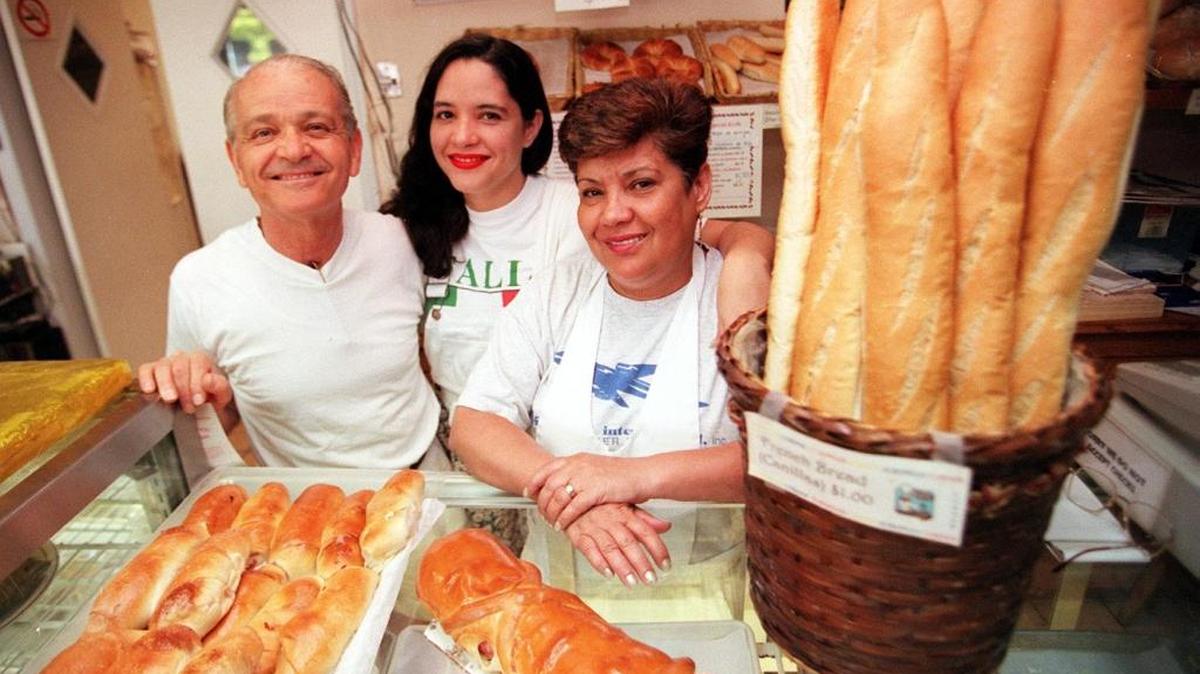 Carlos, María Carolina y Alba Tessi en la cafetería European Corner, uno de los primeros negocios que ofrecía comida venezolana en Miami.