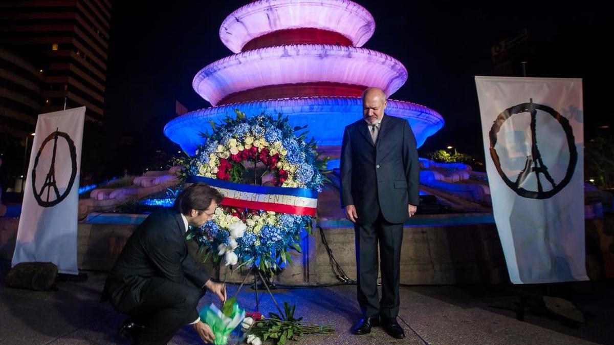 El alcalde del municipio de Chacao, Ramón Muchacho (i) y el embajador de Francia en Venezuela, Frédéric Desagneaux (d), participan en una ofrenda floral en honor de las víctimas de los ataques en París, hoy, domingo 15 de noviembre de 2015, en la Plaza Francia de la zona de Altamira, en Caracas (Venezuela). El embajador de Francia en Venezuela, Frederic Desagneaux, confirmó hoy que tres venezolanos fueron heridos en los ataques terroristas del pasado viernes en París, y señaló que no tiene información de que exista algún desaparecido o fallecido como ha circulado en redes sociales.
