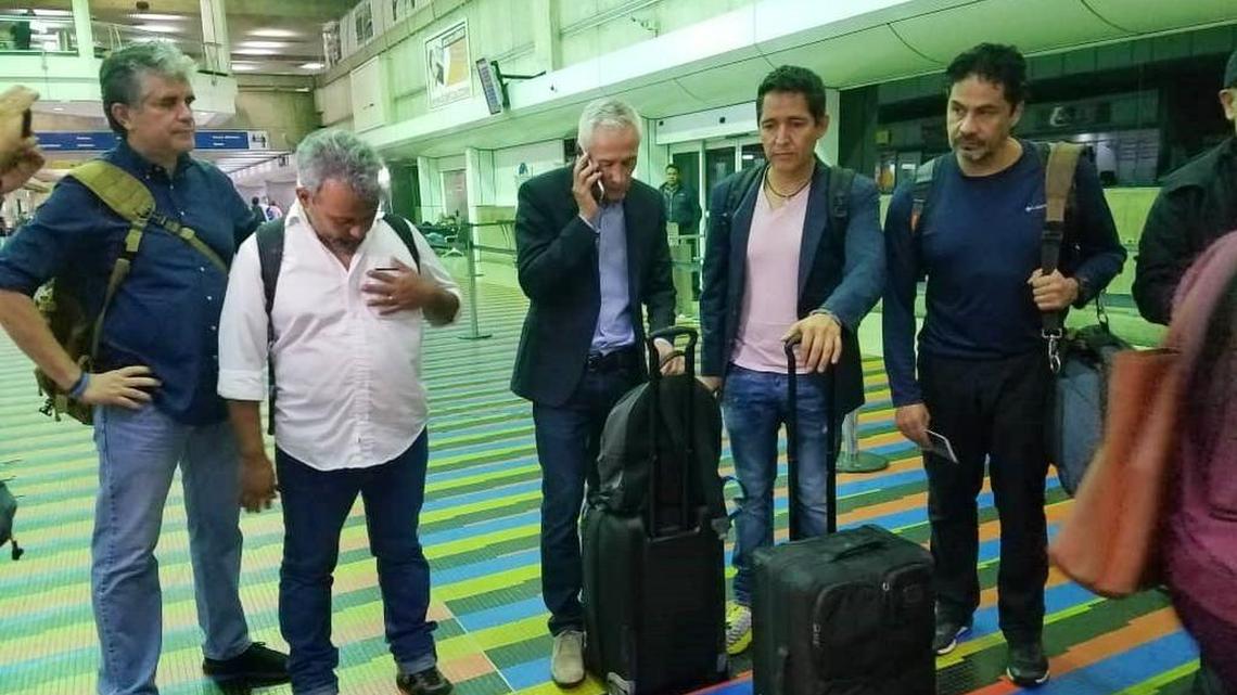 Fotografía cedida por el equipo de Univisión en Venezuela, donde se observa al equipo periodístico de esa cadena hispana liderado por el periodista Jorge Ramos (c) que se trasladó a Caracas para hacerle una entrevista al gobernante Nicolás Maduro y que fue retenido en el palacio presidencial, momentos antes de ser deportado desde el Aeropuerto Internacional de Maiquetía, el martes 26 de febrero en Maiquetía, Venezuela.