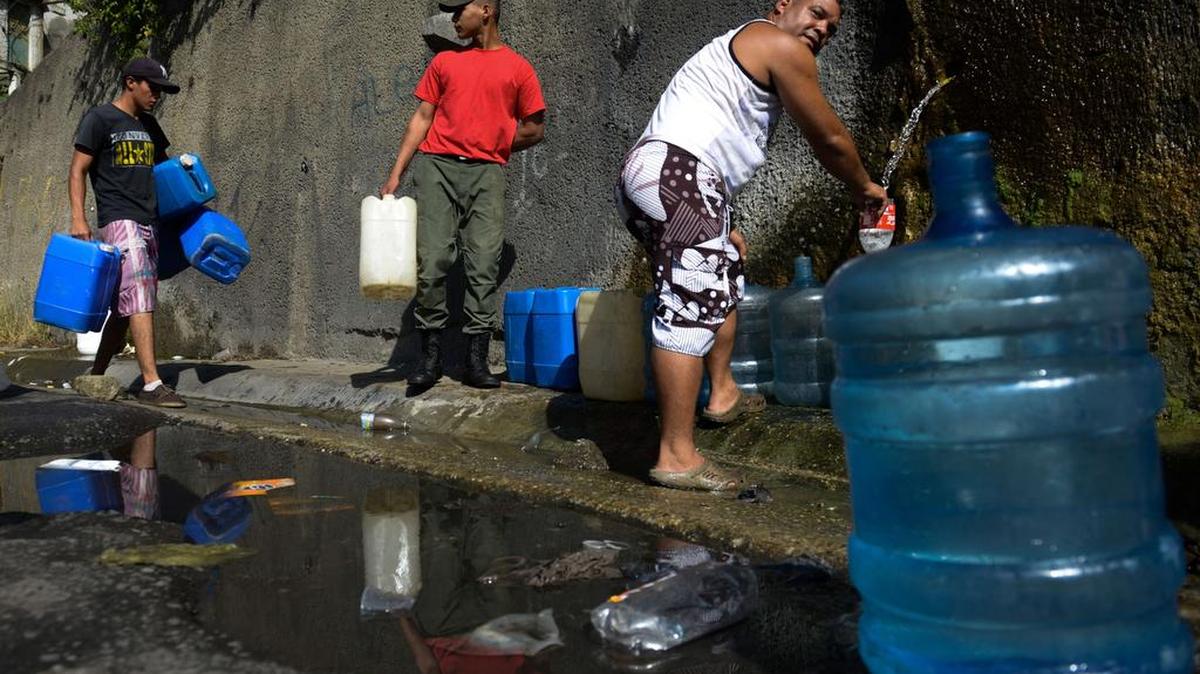 La gente hace fila para llenar sus recipientes con agua potable en la región de Wuaraira Repano, en Caracas, el 21 de enero del 2016.