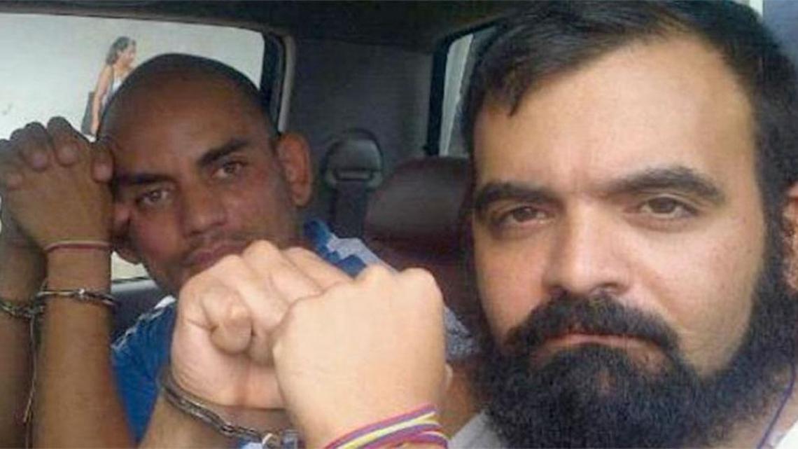 
Raúl Emilio Baduel (der.) en un vehículo junto a Alexander Tirado días después de ser arrestados por protestar contra el régimen de Nicolás Maduro.
