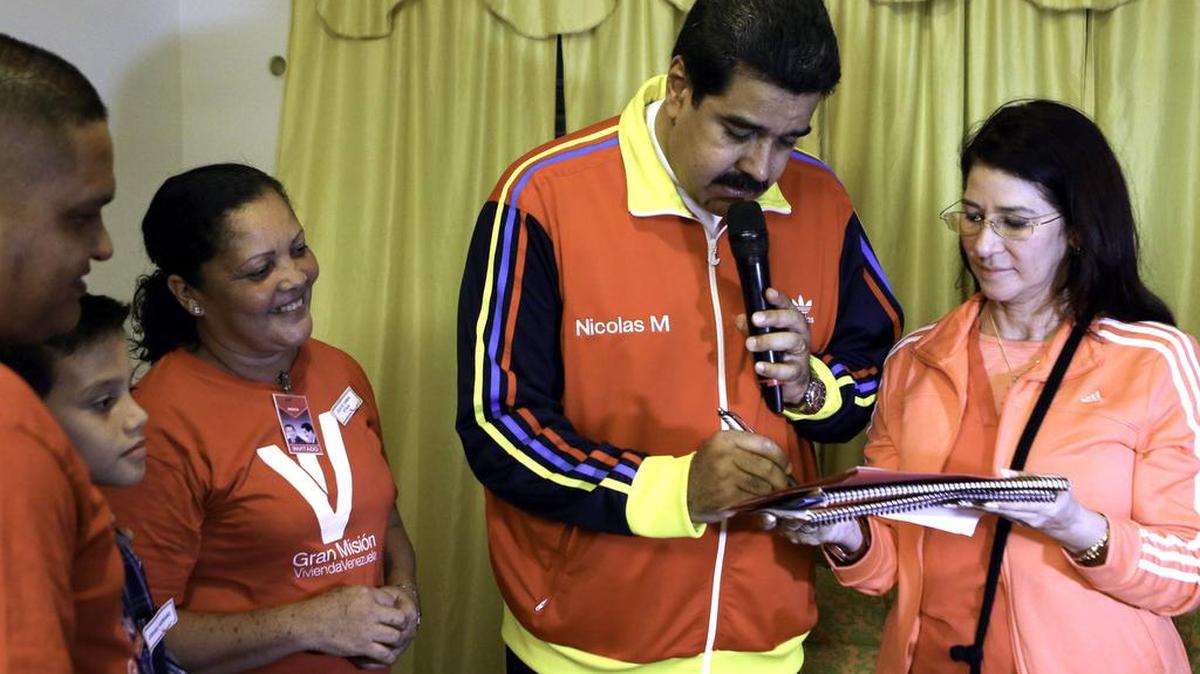El mandatario venezolano Nicolás Maduro y la primera dama, Cilia Flores, durante un evento del gobierno el lunes en Maracaibo, Venezuela.
