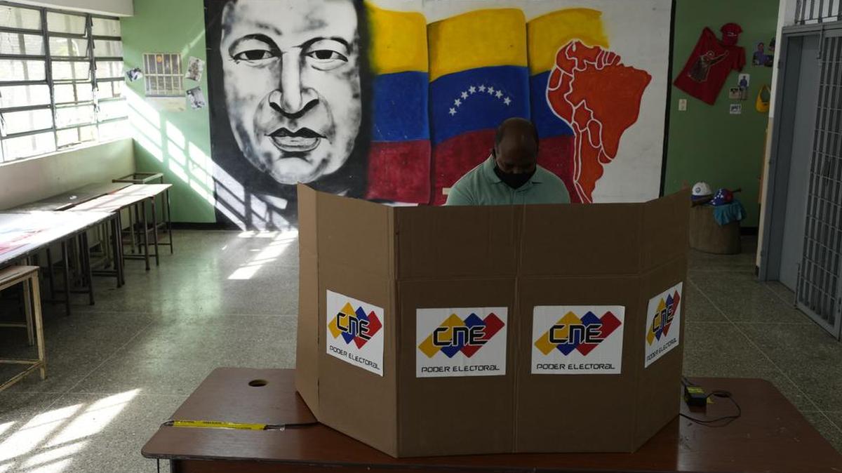 Un hombre emite su voto durante las elecciones regionales en un colegio electoral en Caracas, Venezuela, el domingo 21 de noviembre de 2021. (Foto AP/Ariana Cubillos)