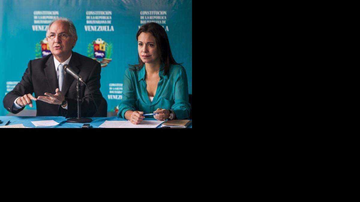 
El alcalde de Caracas, Antonio Ledezma, habla en una rueda de prensa acompañado de la ex diputada de la Asambla Nacional María Corina Machado en febrero pasado. 
