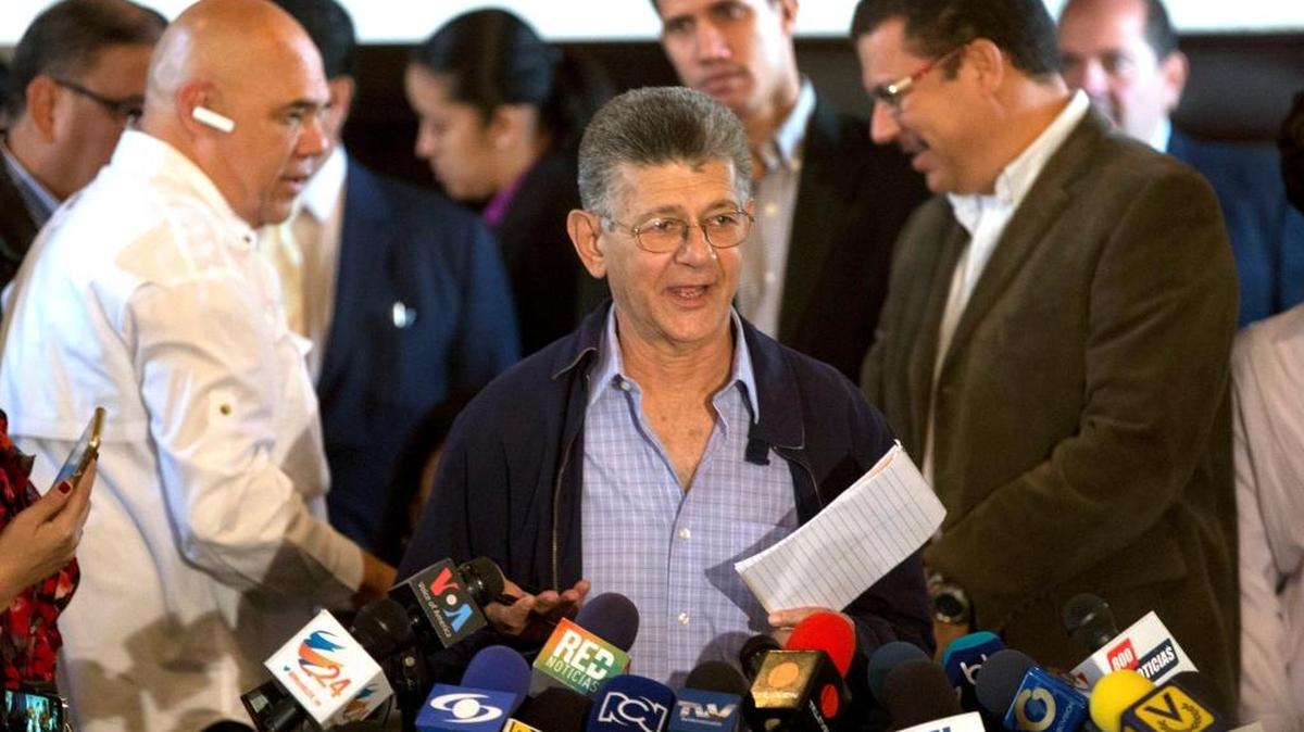 El jefe del Parlamento venezolano, Henry Ramos Allup, durane una rueda de prensa en Caracas.