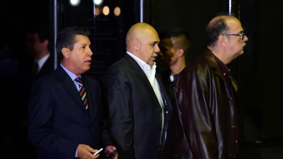 El portavoz de la oposición venezolana Jesús Torrealba (C) y el gobernador del estado de Lara, Henry Falcon (L), son retratados antes de una reunión entre el gobierno venezolano y los líderes de la oposición para las conversaciones respaldadas por el Vaticano el 30 de octubre de 2016.