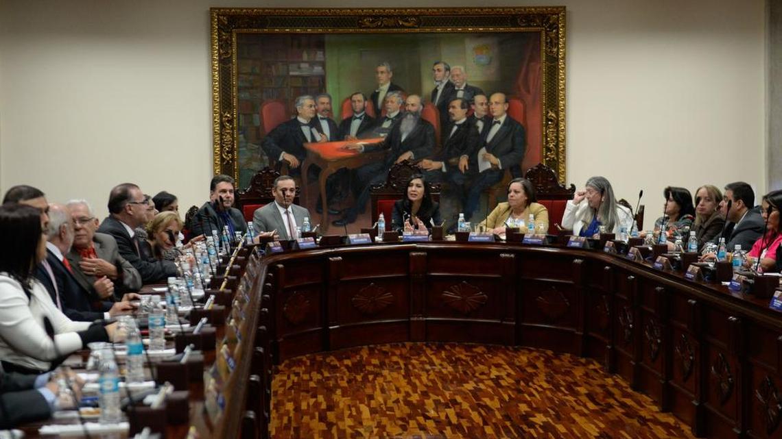 La Presidente de la Corte Suprema de Justicia, Gladys María Gutiérrez (centro), habla durante una reunión con los jueces del Tribunal Supremo, en Caracas, el 23 de diciembre de 2015 de Venezuela.