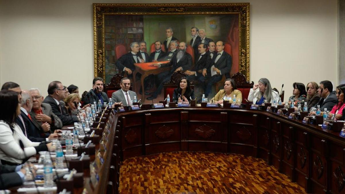 La Presidente de la Corte Suprema de Justicia, Gladys María Gutiérrez (centro), habla durante una reunión con los jueces del Tribunal Supremo, en Caracas, el 23 de diciembre de 2015 de Venezuela.