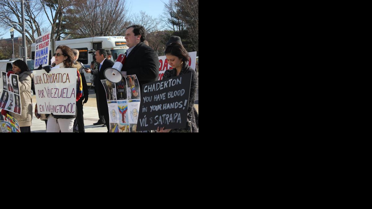 
Un grupo de opositores venezolanos pidió una Organización de Estados Americanos (OEA) "por encima de las ideologías" en una manifestación a las puertas de la sede del organismo, en Washington, donde este miércoles 18 de marzo se celebran las elecciones para elegir un nuevo secretario general.  
