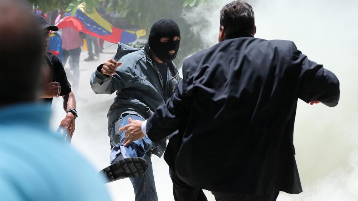 Un miembro de un colectivo chavista agrede al abogado opositor Franco Casella, cuando un grupo de seguidores del gobierno intentaron entrar a la fuerza a la Asamblea Nacional en Caracas, el miércoles 5 de julio de 2017.