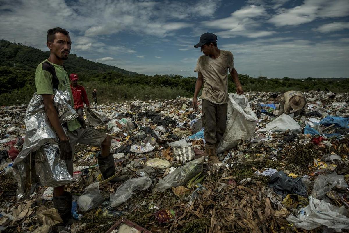 Varias personas revisan un basurero municipal en busca de comida en la población de Morón, Venezuela, el 30 de septiembre.
