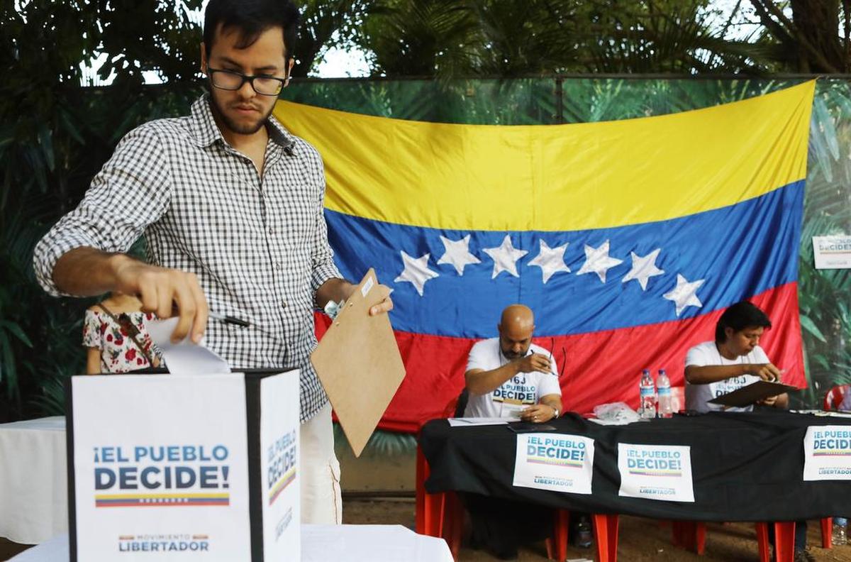 Venezolano Kristian Torres emite su voto durante un referéndum no oficial celebrado por la oposición de Venezuela contra el presidente de Venezuela, Nicolás Maduro, el 16 de julio de 2017 en Río de Janeiro, Brasil.