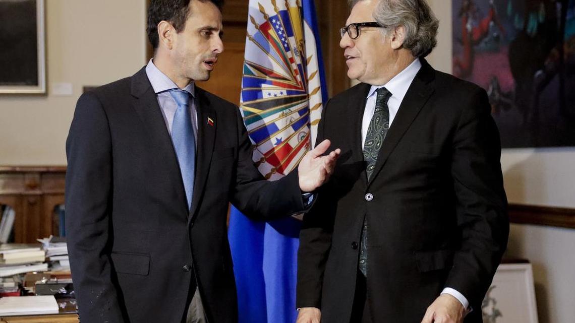 El líder de la oposición venezolana, Henrique Capriles (I), se reúne con el secretario general de la OEA, Luis Almagro, en la Organización de Estados Americanos (OEA) en Washington, el viernes 31 de marzo de 2017.
