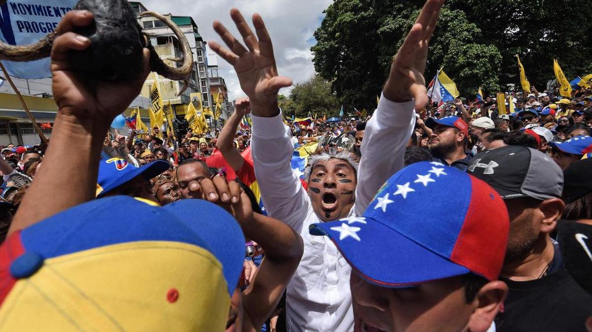 Cientos de miles opositores marchan el 1ro de septiembre en Caracas, Venezuela.