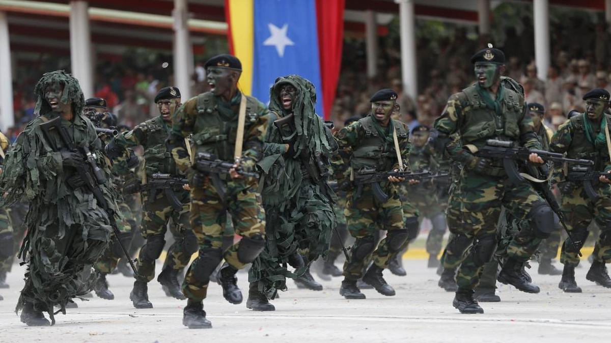 Un grupo de soldados participa en el desfile por la Independencia de Venezuela el 5 de julio del 2016 en Caracas.