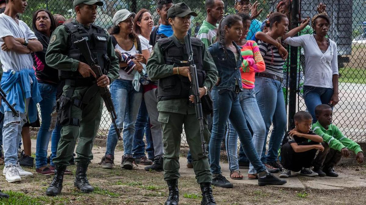 Familiares de reclusos esperan el comienzo de un partido de rugby este viernes, 18 de noviembre de 2016, en una hacienda de la empresa de ron Santa Teresa, en Revenga (Venezuela).