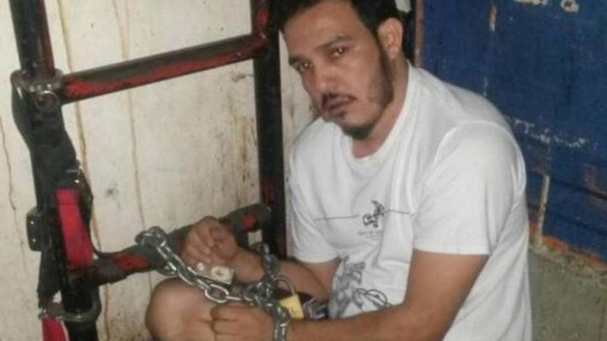 Fotografía publicada en las redes sociales que supuestamente muestra al diputado opositor Wilmer Azuaje encadenado. Azuaje fue puesto bajo arresto domiciliario el miércoles 12 de julio del 2017, apenas cuatro días después de la que obtuvo el líder de la oposición Leopoldo Lopez.