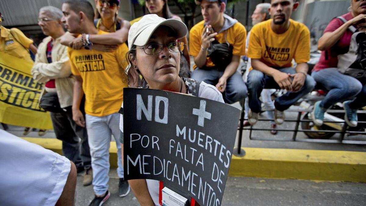 Una mujer protesta contra las muertes a causa de la falta de medicamentos en Venezuela el 17 de noviembre del 2016.