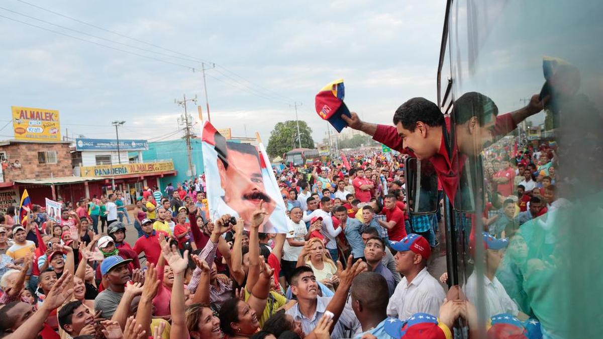 Fotografía cedida por prensa de Miraflores donde se observa al presidente de Venezuela Nicolás Maduro mientras participa en un acto de Gobierno el sábado 28 de noviembre del 2015, en Maracaibo, Venezuela.
