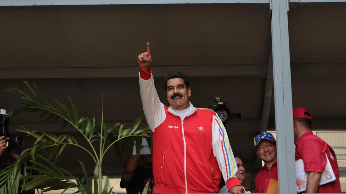 Fotografía cedida por el Palacio de Miraflores donde se observa al presidente de Venezuela Nicolás Maduro saludando a seguidores durante un acto de gobierno el jueves 5 de noviembre del 2015, en Yaracuy (Venezuela).