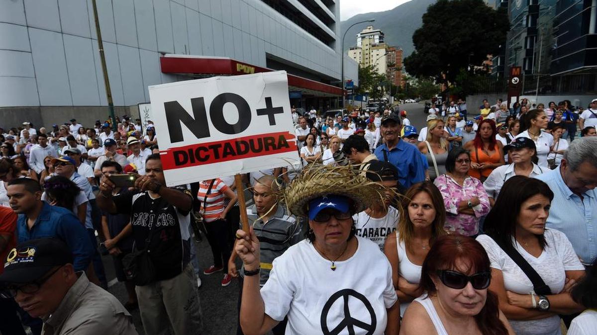 Activistas de la oposición venezolana marchan durante una protesta contra el gobierno del presidente Nicolás Maduro, en Caracas el 15 de abril de 2017.