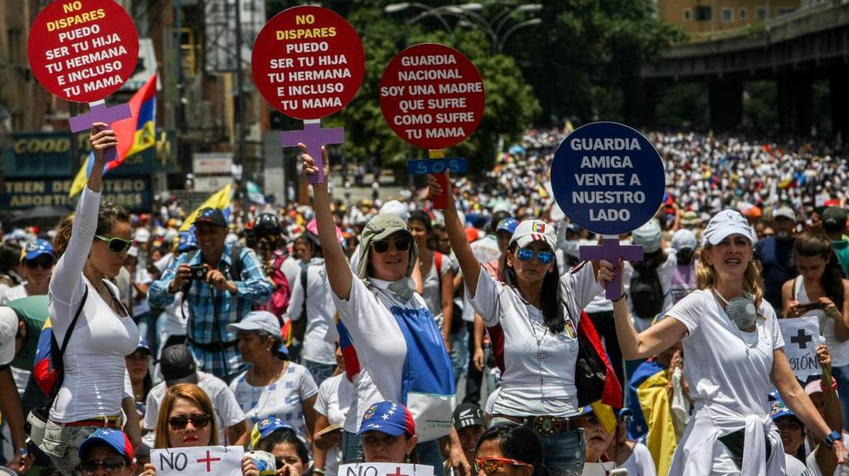 Venezolanas opositoras participan en una manifestación el sábado 6 de mayo del 2017 en la ciudad de Caracas (Venezuela).