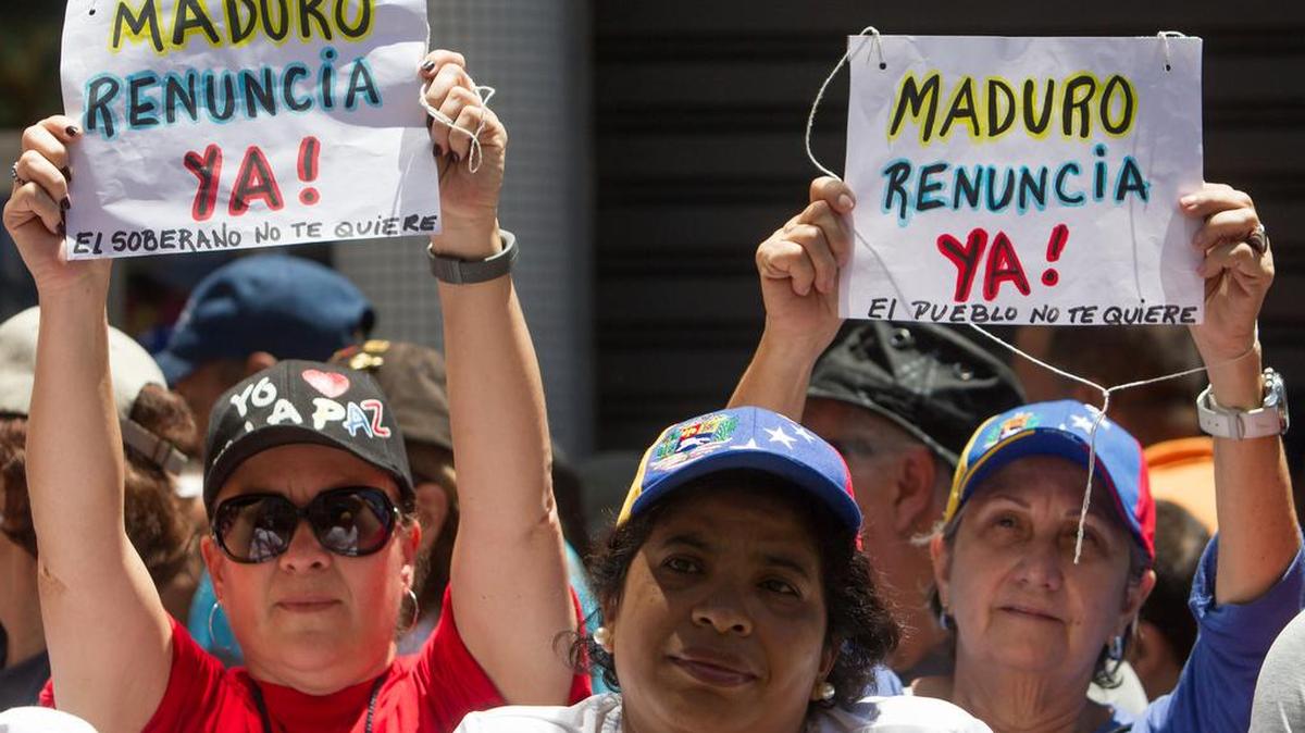 Un grupo de personas opositoras al gobierno nacional participan en una manifestación convocada por la coalición opositora Mesa de Unidad Democrática (MUD) hoy, sábado 12 de marzo de 2016, en la ciudad de Caracas (Venezuela). Miles de manifestantes opositores y oficialistas marchan hoy por separado en Caracas, los primeros en demanda de la renuncia del presidente del país, Nicolás Maduro, y los chavistas en rechazo al presidente estadounidense, Barack Obama, por un decreto que tilda a Venezuela de amenaza para EE.UU.