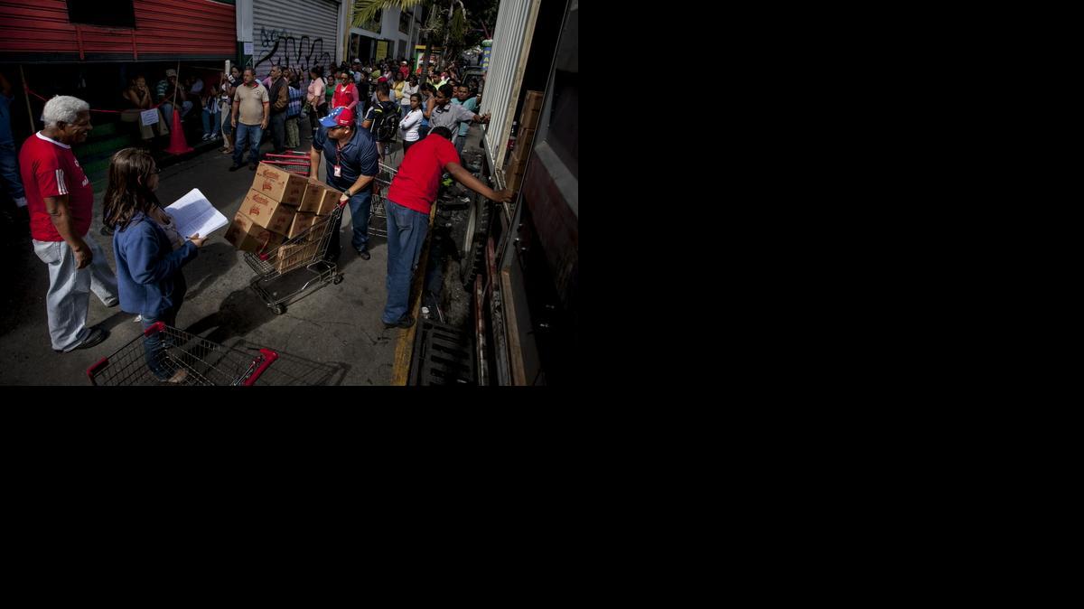 

El año 2015 ha empezado en Venezuela con grandes colas en los supermercados en los que se sabe que ha llegado algún producto de los que no hay suministro suficiente, como el detergente o los pañales, ya que, tras dos años de escasez, este mes de enero el problema ha alcanzado niveles críticos.
