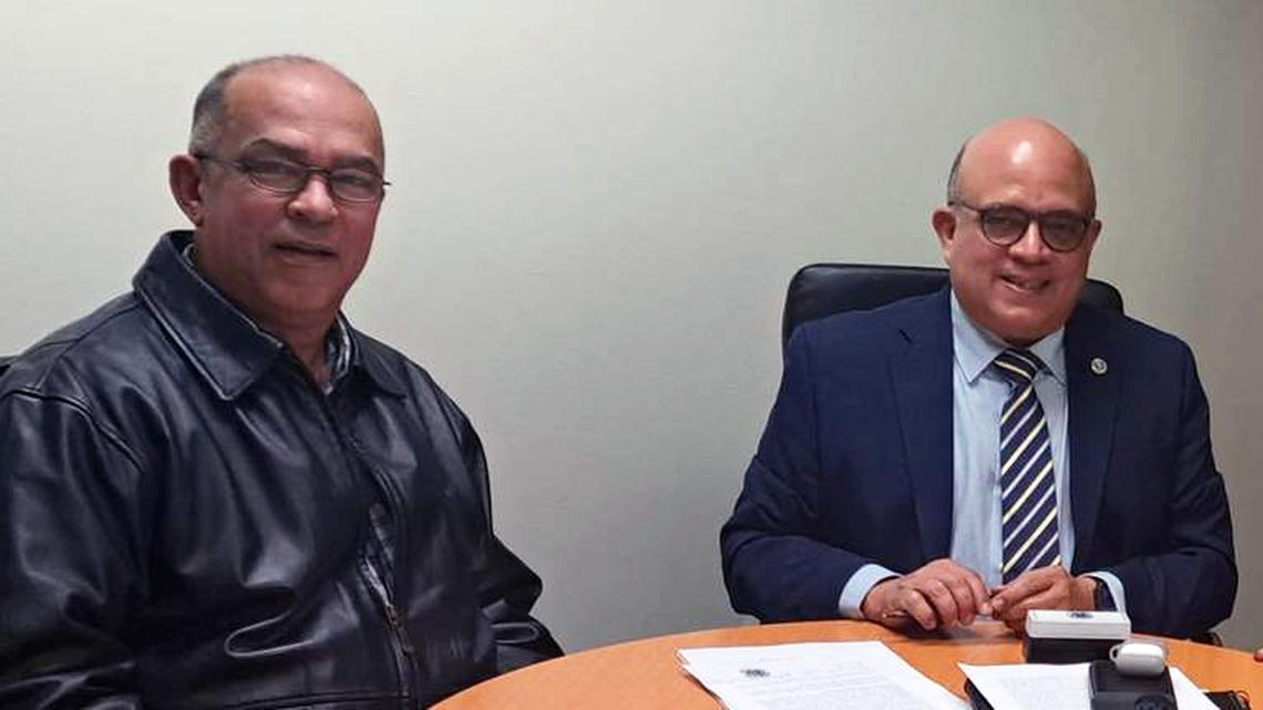 El abogado Luis Tabata al introducir en febrero del 2023 ante el Presidente de Tribunal Supremo de Justicia legítimo de Venezuela, Antonio Marval, un recurso legal para suspender el desmantelamiento de la presidencia interina.