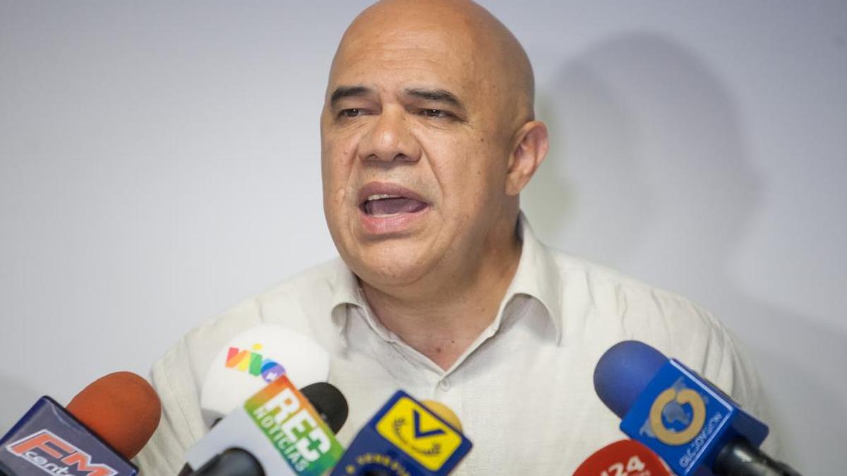 El secretario ejecutivo de la alianza opositora Mesa de la Unidad Democrática (MUD), Jesús Torrealba, ofrece una rueda de prensa el viernes 29 de abril de 2016, en Caracas (Venezuela).