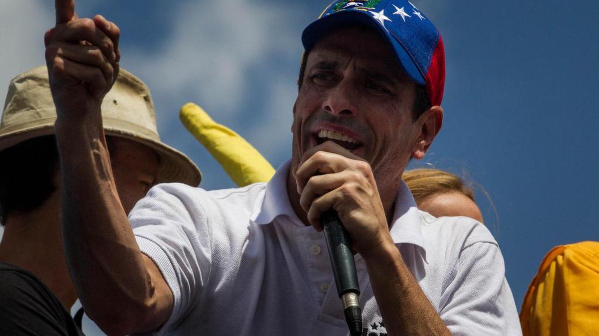El líder de la oposición venezolana Henrique Capriles participa en una en una manifestación el sábado 20 de mayo de 2017, en Caracas.