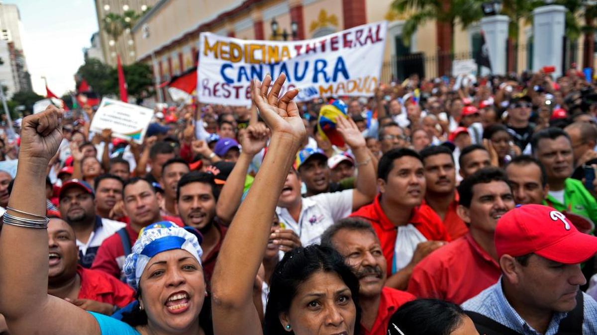 Simpatizantes del presidente Nicolás Maduro se reúnen en las afueras del Palacio de Miraflores el martes en Caracas.