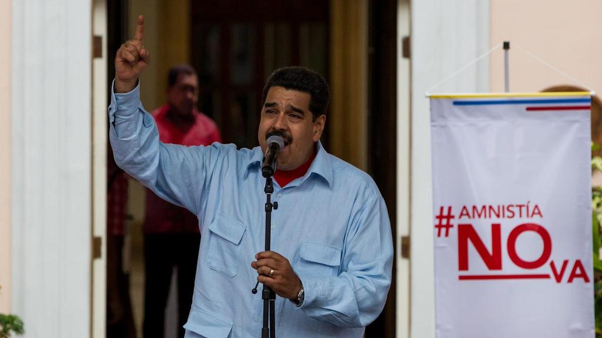 El presidente venezolano, Nicolás Maduro, participa en la manifestación contra la ley de amnistía aprobada en la Asamblea Nacional, hoy, jueves 7 de abril de 2016, en Caracas (Venezuela). Miles de chavistas se manifestaron para rechazar la ley de amnistía aprobada por el Parlamento venezolano para liberar a varios opositores en prisión, una norma que el presidente de ese país, Nicolás Maduro, aseguró que "jamás" promulgará.