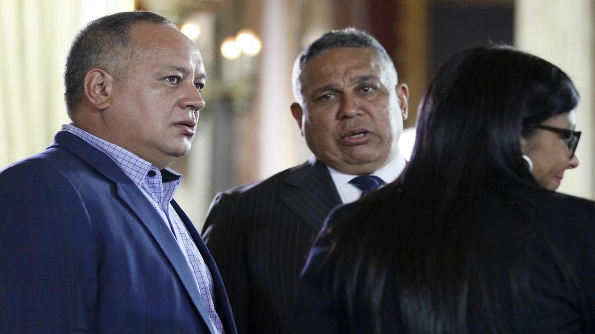 El ex presidente de la Asamblea Nacional de Venezuela, Diosdado Cabello (izq), durante la primera sesión de la Asamblea Constituyente el 5 de agosto del 2017.